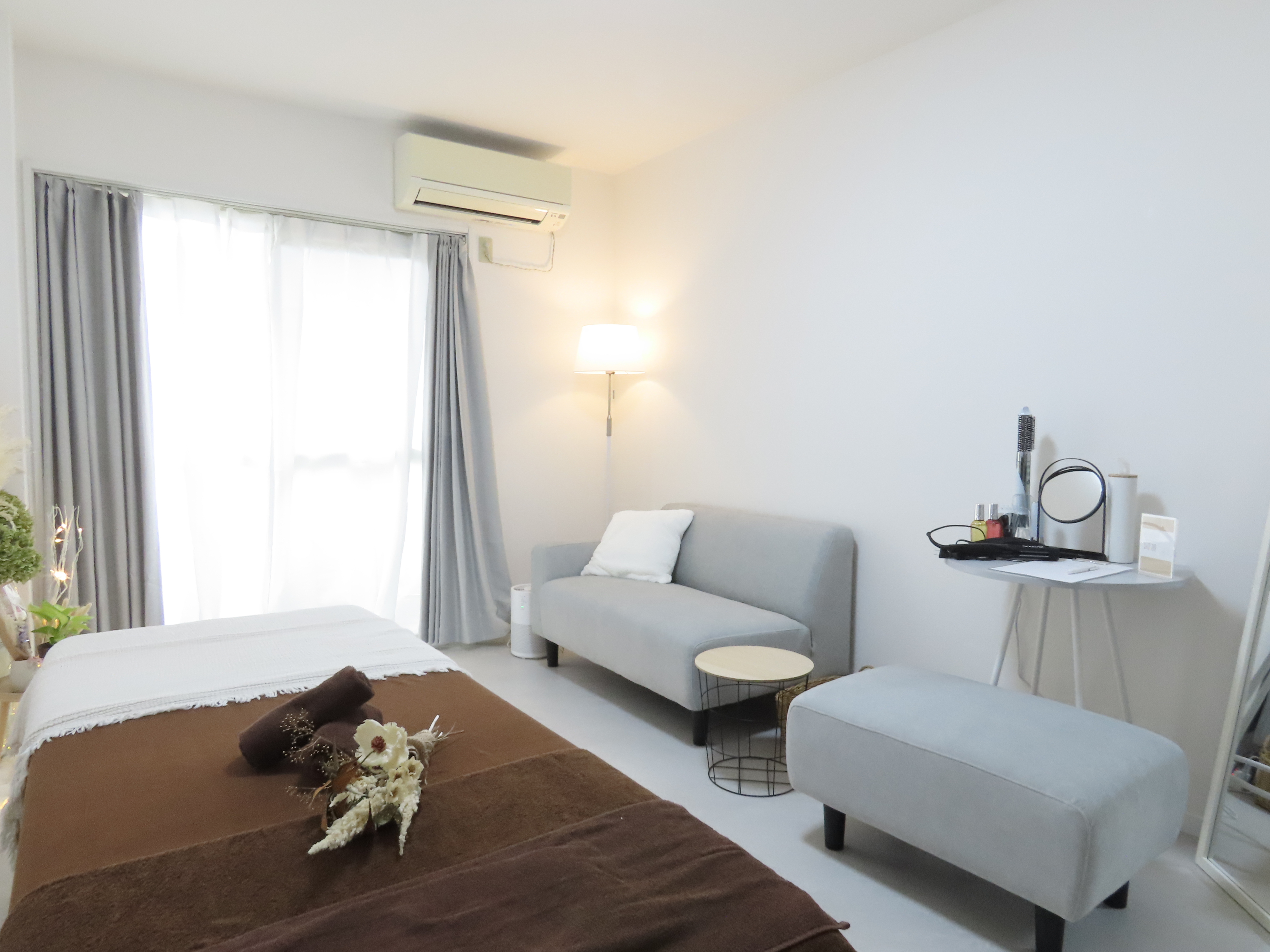 完全プライベート空間の落ち着いたサロン内観