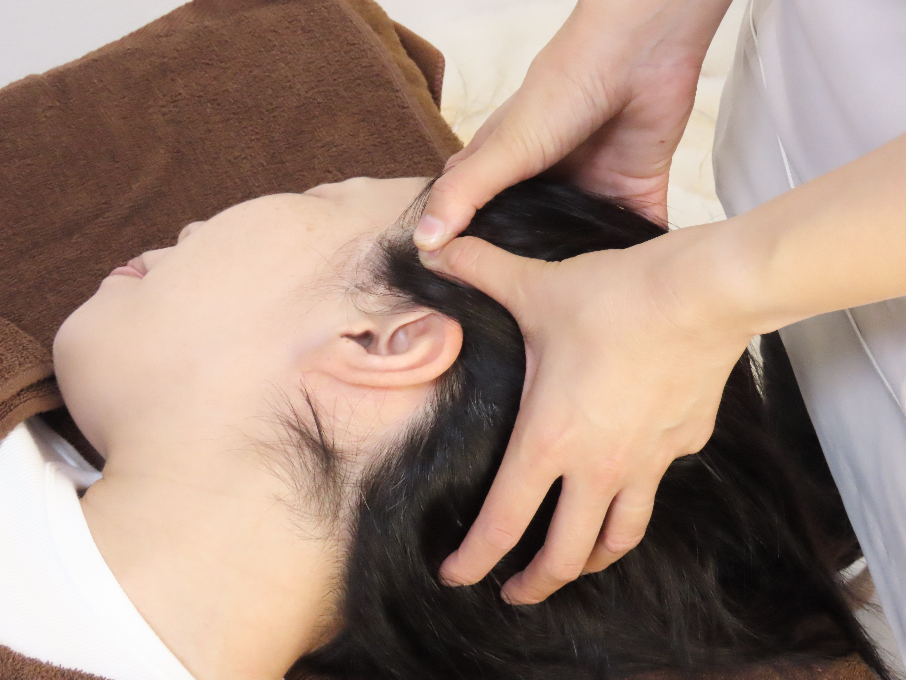 ドライヘッドスパで頭皮をやさしくほぐす施術風景